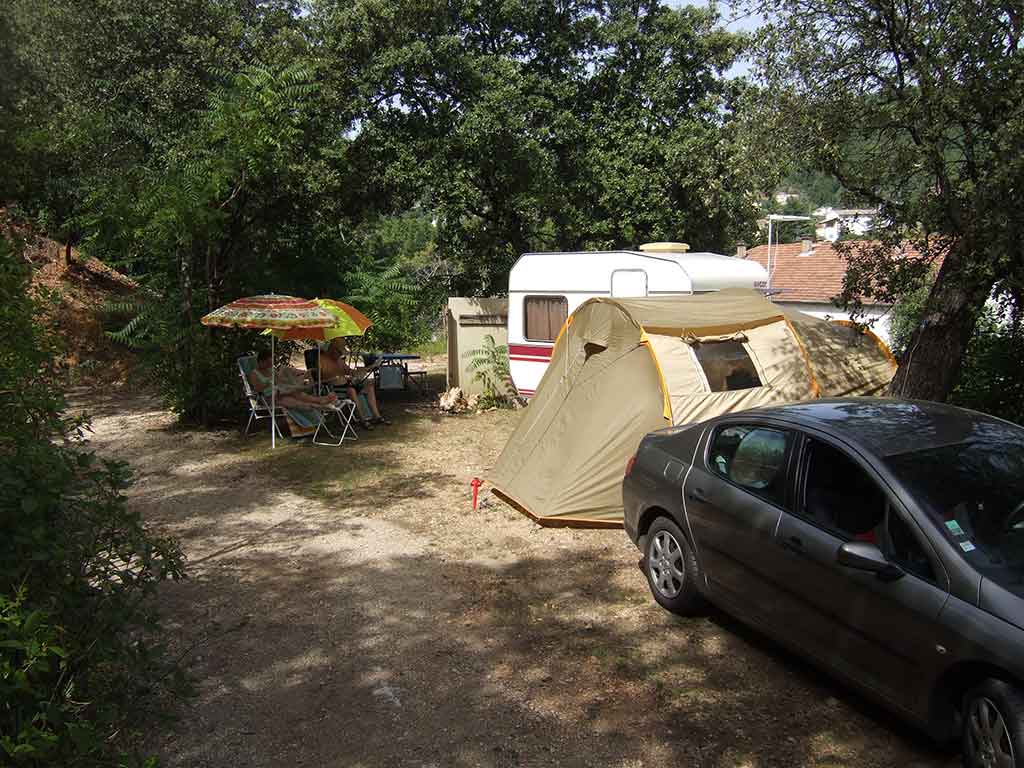 emplacement camping tente barjac