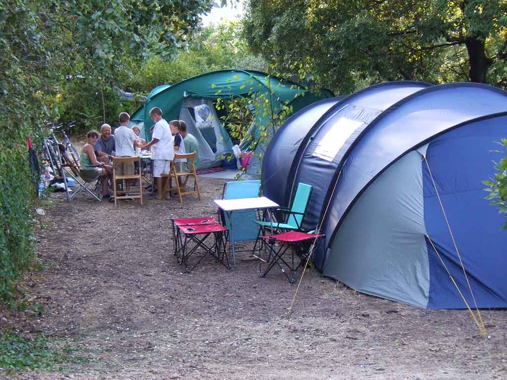 emplacement camping famille tente barjac