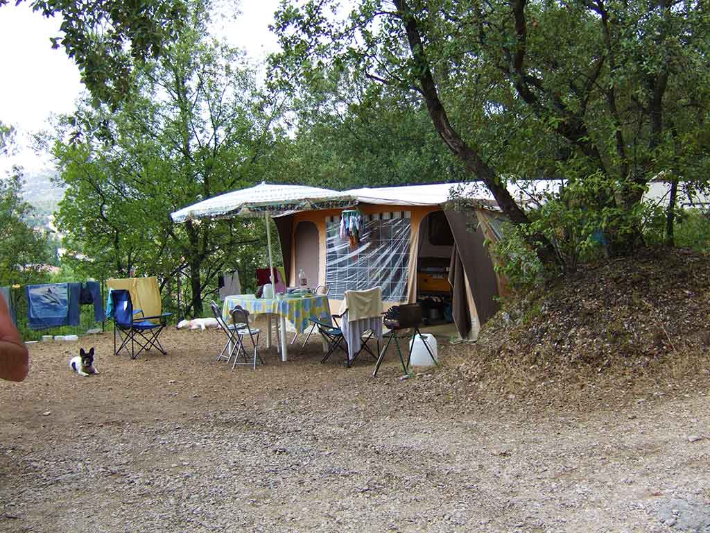 emplacement camping caravane barjac